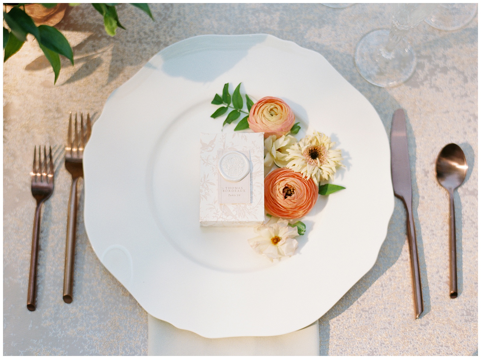 Tabelscape at Atlanta Swan House Wedding with Peach and Salmon Colors
